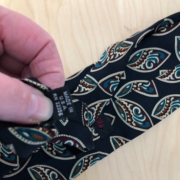 Vintage John Weitz Silk Necktie - Old Money - Picture 4 of 6